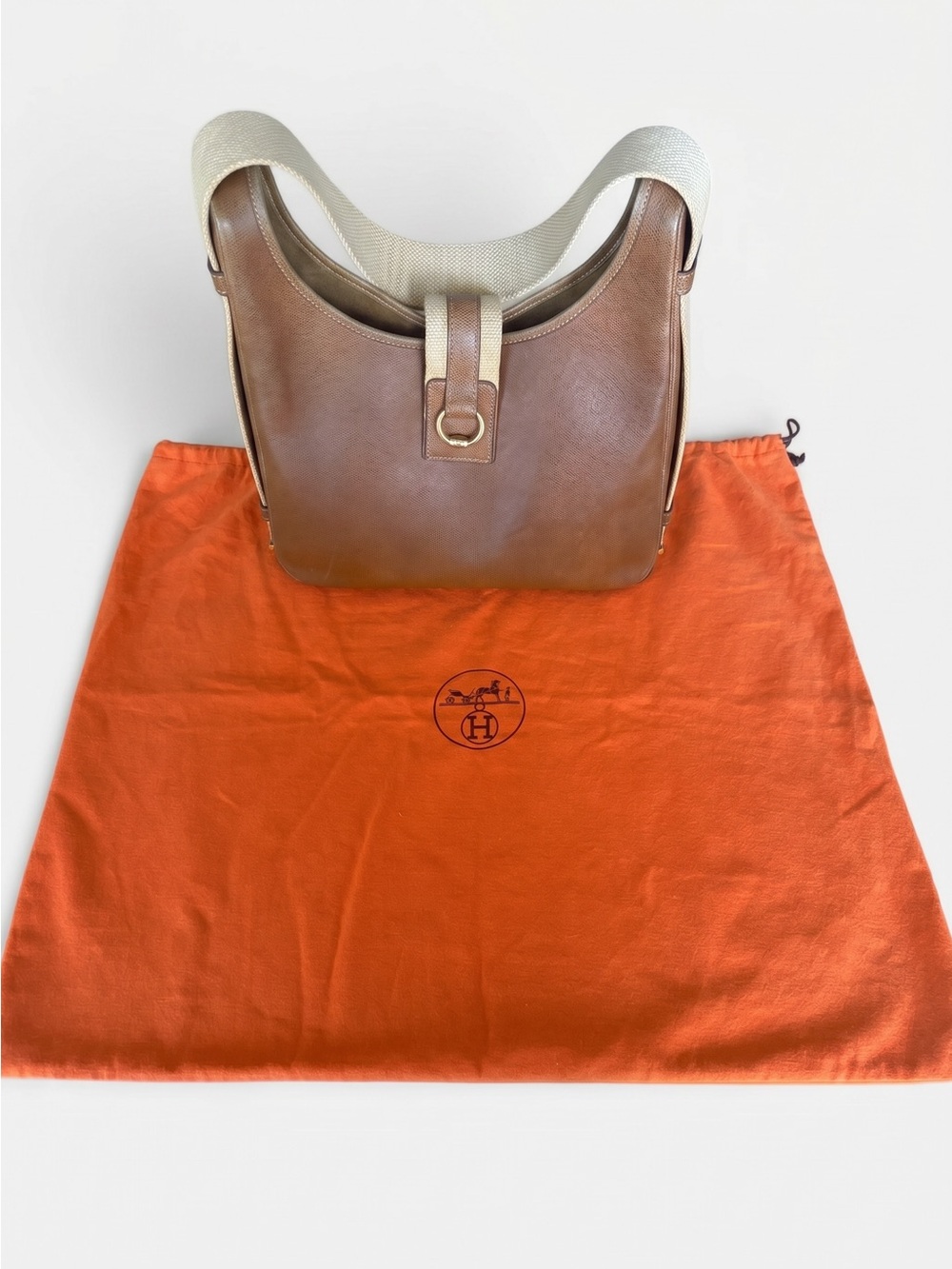 Hermès Vintage Tsako PM 30 Gold Courchevel Leather Shoulder Bag + Dust Bag + COA - Picture 10 of 11